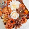 Ghirlande di fiori decorativi Yan Scatola combinata di fiori artificiali autunnali per bouquet da sposa fai-da-te Fiori d'arancio autunnali con composizione di steli Decorazioni per torte 230808