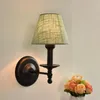 Lampada da parete Norbic Brief Countryside Black Iron E14 LED Lampadina Sconce Home Deco Camera da letto Lampada da comodino in tessuto colorato