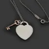 Womens Love Heart Pendant Halsband Designer smycken nyckel för kvinnor guld/silver/ros med fullt paket med varumärke som bröllop julklapp m4y6