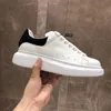 Schuhe Damen-Designer-Sneaker für Herren Vulkanisierte Schuhe Frühling Neue lässige schwarze Farbe Lederschuhe Damen Klassische weiße Strass-Plateau-Sneakers