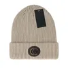 Designer Beanie Luxury Sticke Hat Ins Populära vinter unisex kashmir metallbokstäver avslappnad utomhushuven stickade mössor 11 färg mycket bra gåva