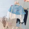 衣類は秋の子供のための秋の子供服の服をセットします