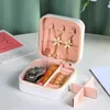 Smyckeslådor Uppgradera Square Box Organizer Display Ornament Case Candy Color PU Lagring Örhängen Halsband som bär 230808