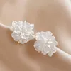 Orecchini a bottone Crack Design White Flower Girls Temperament Jewelry Moda coreana Acrilico Accessori per le orecchie delle donne