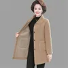 Pele feminina de pele sintética XL-6XL Nova meia-idade roupas femininas para idosos engrossar imitação casaco de lã de cordeiro casaco de veludo granulado de comprimento médio inverno da mãe HKD230727