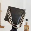 Coulisse Primavera edizione coreana per le donne Moda e tempo libero Rete a banda larga Borsa a secchiello per acqua alla moda con una spalla rossastylishhandbagsstore