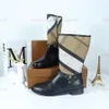 Designer di lusso Martin Stivali scarpe Punta tonda in pelle di vitello Suola in gomma Stivaletti in pelle da donna House check in cotone di ispirazione equestre con fibbiaScarpe con plateau