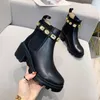 2023 Top designer laarzen herfst en winter enkellaarsjes Lady Bee geborduurde chunky nude laarzen leren platform Martens laars