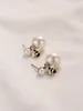 Ny trend Small Pearl Cartoon Bee Earrings for Women S925 Silverörhängen med en designkänsla av enkelhet och temperament