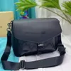 Chegou o novo tipo de bolsa Bolsa de câmera de couro com design em relevo Moda versátil Carteira de transporte de grande capacidade para senhoras e homens Bolsa de mão Promoção Bolsa de mão para o trabalho