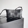 Kvinnor kassett crossbody väska svart mjuk lammskinn handväska modedesigner väska läder axel rem liten reseklänning handväska med låda