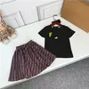 Erkek Giysileri Tasarımcı Çocuk Giyim Setleri Klasik Marka Kız Giysileri Takım Moda Mektubu Elbise Takım Çocuk Giysileri 2 Renk Yüksek Kalite B03