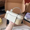 7a Quality Luxury Designer Trunk Box Makeup Makeup Сумка для ланча Classic Body Womens Clutch Sacds Мужские сумки с плечевыми ремнями кожаные туалетные комнаты.