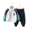 Комплекты одежды для мальчиков для малышей набор весенней осени детская спортивная одежда с капюшоном для мальчика для сплайсинга рубашек костюмы 2 8y 230807
