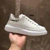 Schuhe Damen-Designer-Sneaker für Herren Vulkanisierte Schuhe Frühling Neue lässige schwarze Farbe Lederschuhe Damen Klassische weiße Strass-Plateau-Sneakers