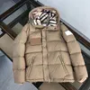 Męskie puffer kurtki Down Jacket Designer Winter Checked Hat Kieszkacz ciepły parkas luksusowy dekoracja odznaki odzieży wierzcha