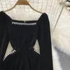 Lässige Kleider 2023 Design Damen Retro Quadratischer Kragen Langarm Strass gepatcht Hohe Taille Samtstoff Ballkleid Kurzes schwarzes Kleid