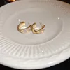 AFSHOR 2023 Nuovo zircone intarsiato Colore oro Orecchini a forma di C per le donne Personalità Moda Twist Orecchini in metallo Gioielli da sposa Regali di compleanno