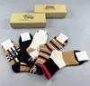 Herrkvinnor Designer Socks 5 Par Luxury Classic Letter Autumn Winter Cotton Plaid Strumpor Sport Four Seasons Mid Tube Socks Par Quality 2023