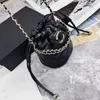 Söt mini hinkväska kvinnor c väskor kedja dragstring crossbody designer axelväskor svarta mens hinkar lyxhandväska kalvskinn plånbok