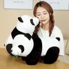 Bonecas de pelúcia 20cm Kawaii Panda de pelúcia Brinquedos adorável travesseiro Panda com folhas de bambu Recheado de animal macio Urso Belo presente de aniversário para crianças 230807