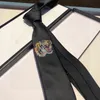 2023 Designer Mens Tie Letters Silk Slips 100 handgjorda lyxiga mager varumärken Bröllopsföretag Vävt Stripe Designer Box Suit Tie 2308089PE