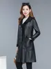 女性の革のフェイクレザーウィンタージャケットウィメンブラウンXL-5XLドールカラー2022秋の新しい韓国ファッションスリム追加ベルベットロングフェイクレザーコート女性JD880 HKD230808