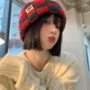 Berets 2023 Chesseboard Plaid Knit Cap voor vrouwen Winter Koreaanse ins Big Hoofdomtrekpullover hoed Japanse retro herenkappen