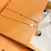 Klasyka Zestaw biżuterii projektant marki Letter 18K Gold Stated Stal Stal Bransoleta Naszyjnik Wysokiej jakości skórzane materiały biżuterii Akcesoria