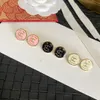 Projektantka mody mosiężne kolczyki dla kobiet stadnina perłowa biżuteria 18k złote litery obręcze kolczyki Diomond Wedding Ear Studs
