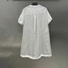 Vestidos casuais básicos designer novo estilo viajante moda simples bordado listrado contraste manga curta painel vestido KFEX