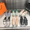 Designer kvinnor tofflor oz mules calfskin läder grupp loafers lyx sommarpläterade spänne klänningskor duk glider