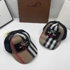 Tasarımcı Berberry Hat Korece Versiyon Bahar ve Yaz Ekose B beyzbol şapkası Pamuk Erkekler ve Kadınlar İçin Güneş Koruyucu Kapağı Ekose B Beyzbol Kapağı 2023 Spor