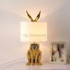 Nordic Designer LED Coniglio mascherato Lampada da tavolo in resina Retro Stand Scrivania Luci notturne per camera da letto Home Decor Bunny Lampada da comodino E27 HKD230808