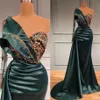 Elegante Dubai Aso Ebi Arabisch dunkelgrüne Meerjungfrau-Abend-Festzug-Kleider, One-Shoulder-Langarm-Kristallperlen, formeller Party-Abschlussball 307x