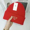 Gorro de designer de luxo bonés de caveira chapéus de inverno malha chapéu clássico casquette moda para homens mulheres outono/inverno lã unissex letra quente P