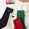 Chaussettes d'hiver pour femmes Classic Fashion Designer de luxe Chaussettes en coton respirant pour hommes Style de couleur classique