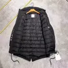 슬리브 레터 남성 다운 재킷 화려한 플래커 킷 더블 지퍼 남자 복어 재킷 가슴 접착제 배지가 후드 아래로 겨울 중반 LE287B