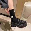 Klänningskor lyxiga tweedskor Kvinnor Shearling fodrad loafer med Lug Sole Lady Elegant Warm Plush Slip-On Platform Zapatos i Black White J230808