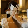 Hårklipp brudhuvudbonad band blomma tillbehör bröllop klänning enkel makeup
