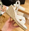 Sandali con zeppa in pelle da 80 mm Pantofole con tacco scivolano sulla piattaforma scarpe aperte a punta incrociate Calzature di fabbrica di sandali firmati di lusso da donna