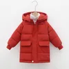 Płaszcz chłopców i dziewcząt bawełniany odzież zima zagęszczona wyściełana kurtka z kapturem dzieciak o średniej długości