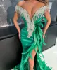 Sirena Vestidos de baile Sin mangas Cuello en V Fuera del hombro Borla Borla Apliques Lentejuelas Con cuentas Hasta el suelo Satén Abertura lateral Pluma Vestido de noche Tallas grandes por encargo