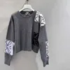Kadınların Sweaters Tasarımcısı Yeni Örgü Kadın Süvarisi Sonbahar Mektubu Jacquard Suclover Üst Yaş Altı Yuvarlak Yuvarlak Boyun Uzun Kollu Örgü Gömlek İnce Kat Giysileri 0U6K