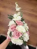Guirnaldas de flores decorativas AYicuthia Realista Boda Novia Ramo Atado a mano Decoración de flores Suministros para fiestas Rosas Flores de boda 230809