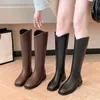 Dimensão do cano alargado Botas Knight de pernas grossas Botas até o joelho Salto baixo bico quadrado Couro macio Fat Sister Botas femininas L230704