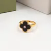 Toppkvalitet Single Diamond Classic Love Ring Flower Luxury Märke Rostfritt stål Parringar Fashion Women Designer smycken grossist