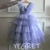 Mädchenkleider Benutzerdefinierte Farbe Ballkleid Blumenkleid für Hochzeit V-Ausschnitt Tiered Puffy Kid Cloth Pageant Erstkommunion Mädchen