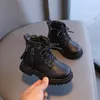 Sneakers dziewcząt buty dziecięce gumowe chłopców ’jesienna skórzana skórzana kostka do podwójnego zamka błyskawicznego 230809