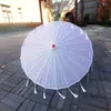 Guarda-chuvas 1 pçs guarda-chuva de arte chinesa moldura de bambu guarda-sol de seda para festa de aniversário de casamento noiva dama de honra design de flores pintadas à mão